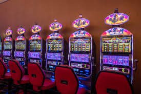 Tampilan antarmuka aplikasi luna togel dengan menu utama sportsbook, live casino, dan slot games