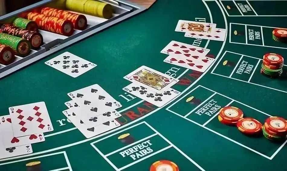 Wadah dadu transparan untuk transparansi penuh Tampilan close-up tiga dadu dalam wadah kaca